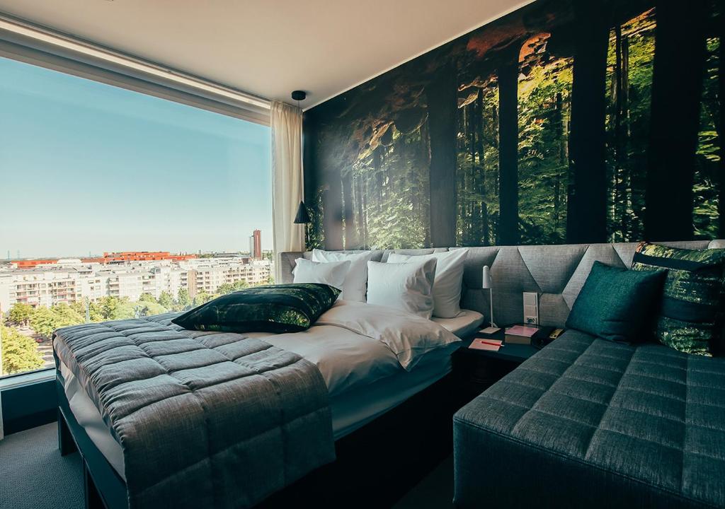 赫尔辛基Hotel AX的一间卧室配有一张床、一张沙发和一个窗口