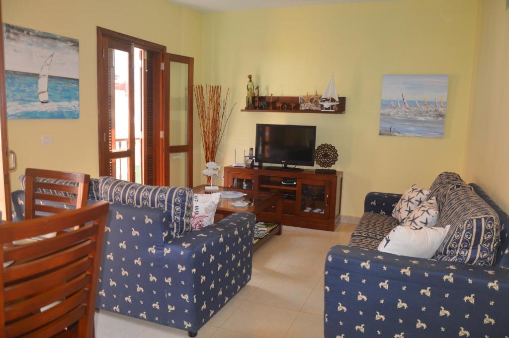戈梅拉岛圣塞瓦斯蒂安Apartamento en Casco Histórico的客厅配有两张沙发和一台电视机