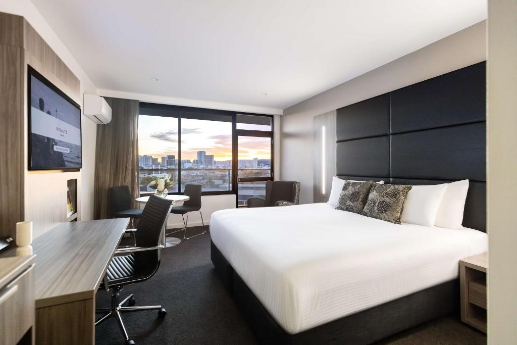 阿德莱德Rydges South Park Adelaide的配有一张床和一张书桌的酒店客房