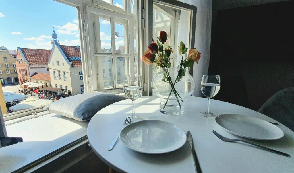 奥尔什丁DK Premium Mendelsohna的白色桌子,花瓶和眼镜