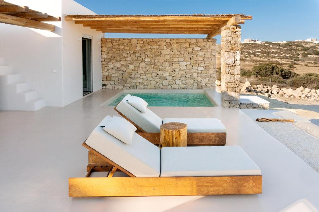 考弗尼西亚Mystic Villas Koufonisi的带沙发和游泳池的客厅