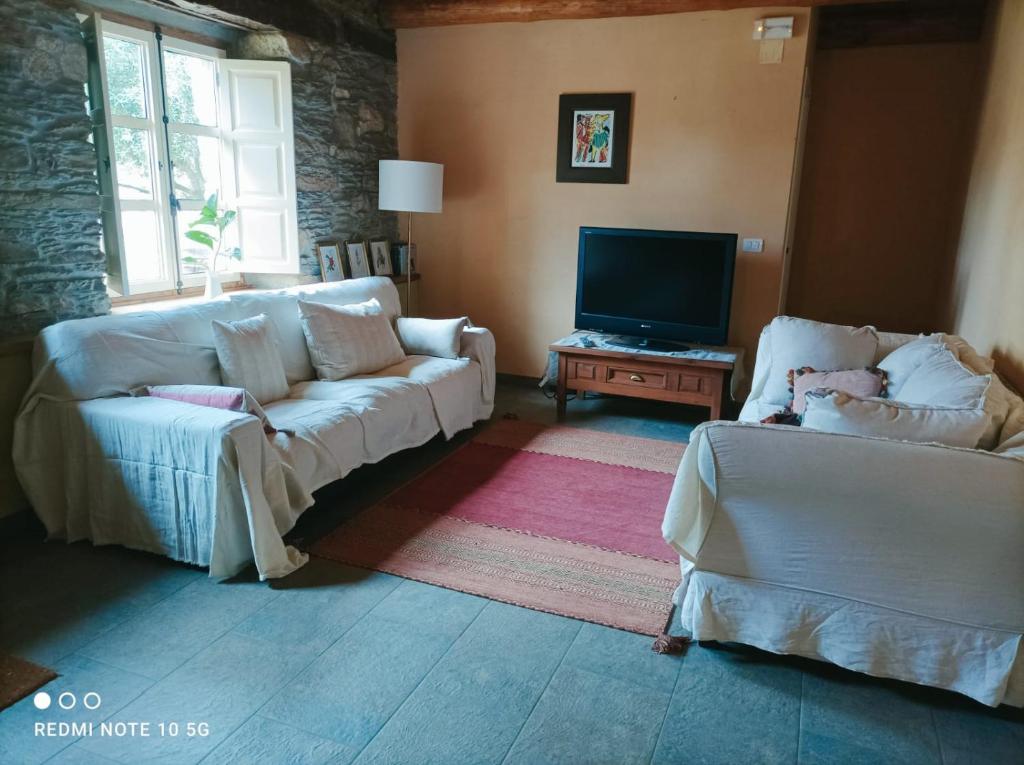 卢戈Apartamento Láncara的客厅配有两张沙发和一台电视机