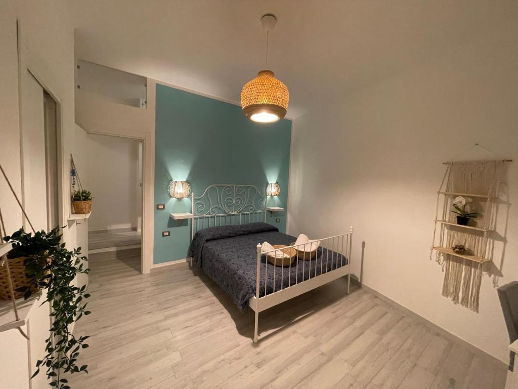 巴里Arco di Levante alle Colonne的一间卧室设有一张床和蓝色的墙壁