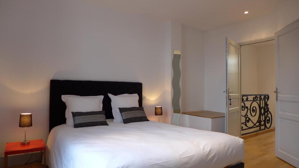 凡尔赛莱斯凡尔赛住宿加早餐旅馆的卧室配有一张带两个枕头的大白色床