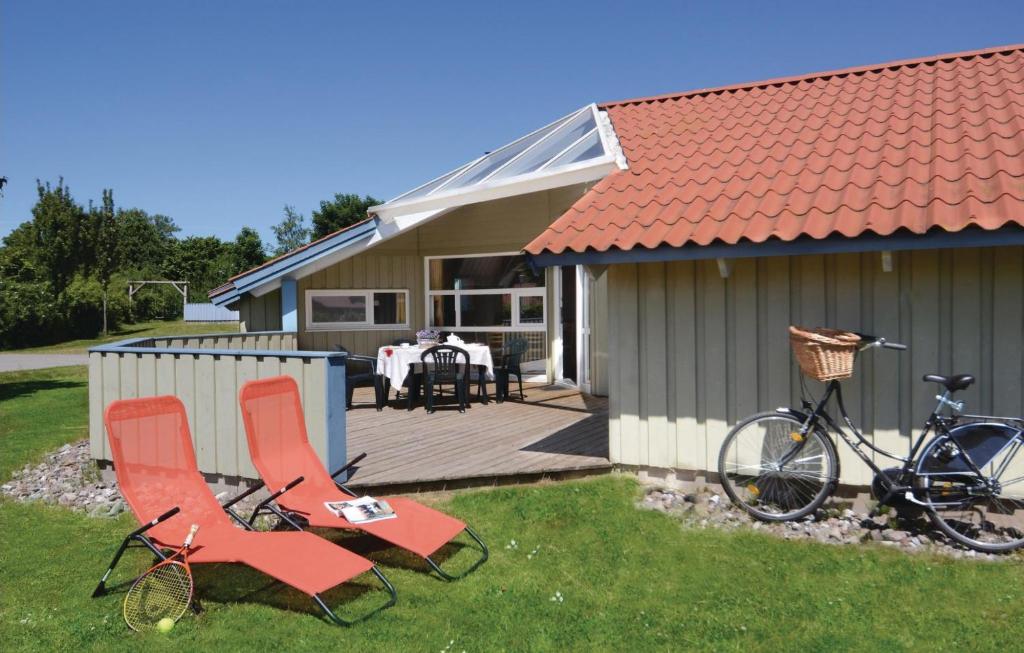 HohendorfKranich Ferienhäuser mit Innenpool的房屋旁的两把椅子和一辆自行车