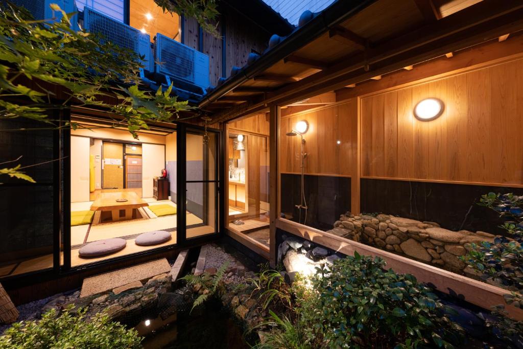 京都京恋 黄金屋的享有花园和溪流的外部景色