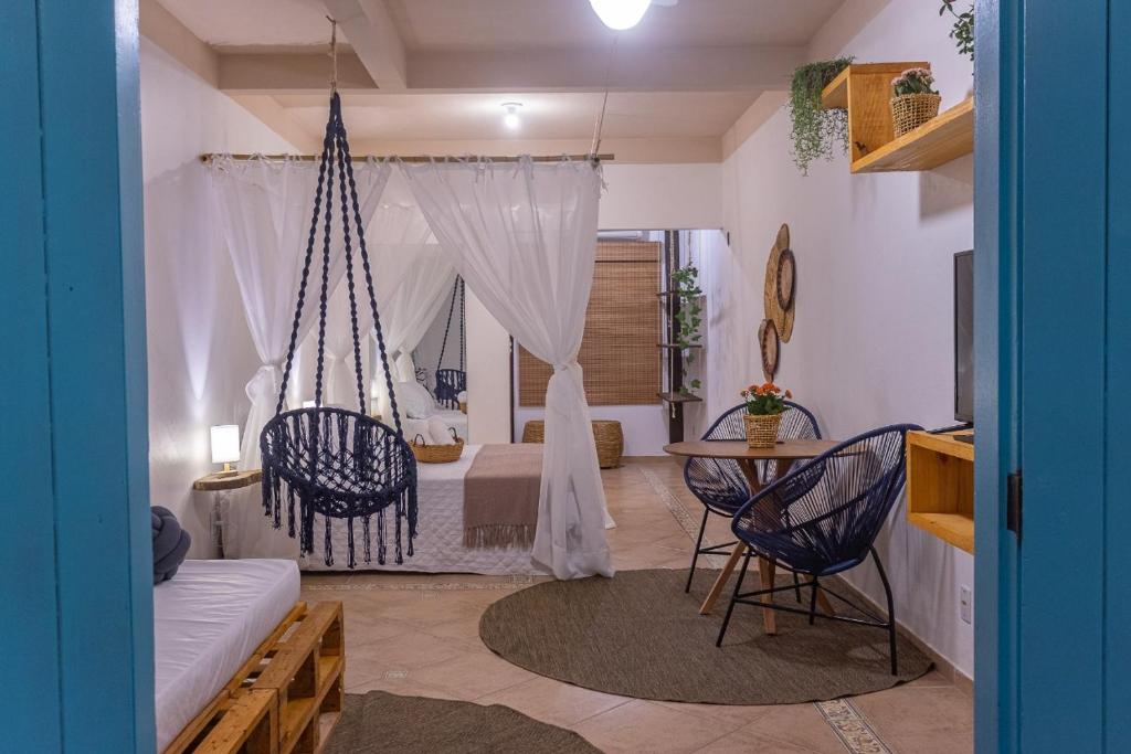 帕拉蒂Villa Tiê Paraty的带吊床的客房设有一间卧室