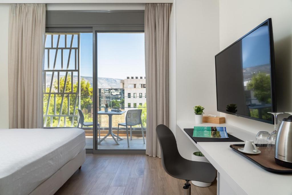 雅典Athens Hill Luxury Apartments的酒店客房配有一张床、一张书桌