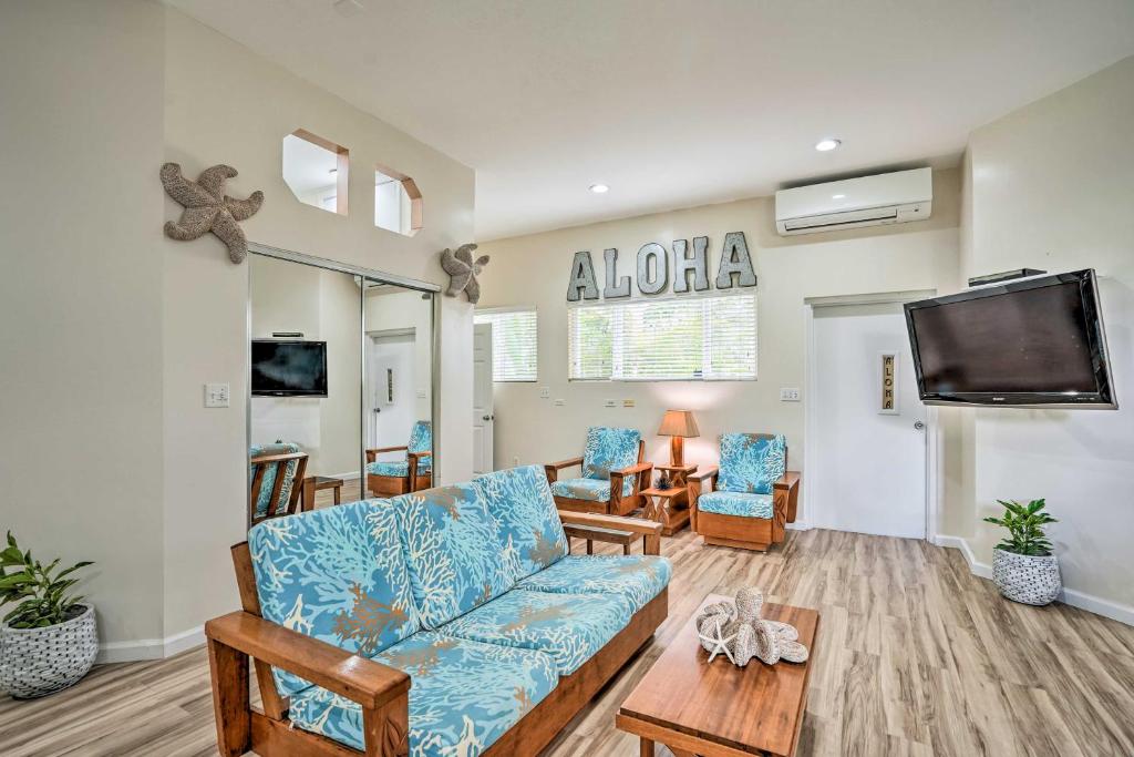 凯卢阿Sunny Kailua Home with Covered Lanai 1 Mi to Beach!的带沙发和电视的客厅