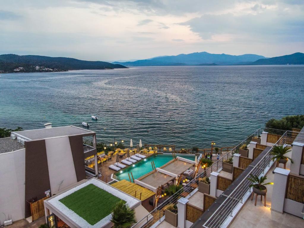 格利法Del Mare Suites的享有带游泳池和水的度假村的空中景致