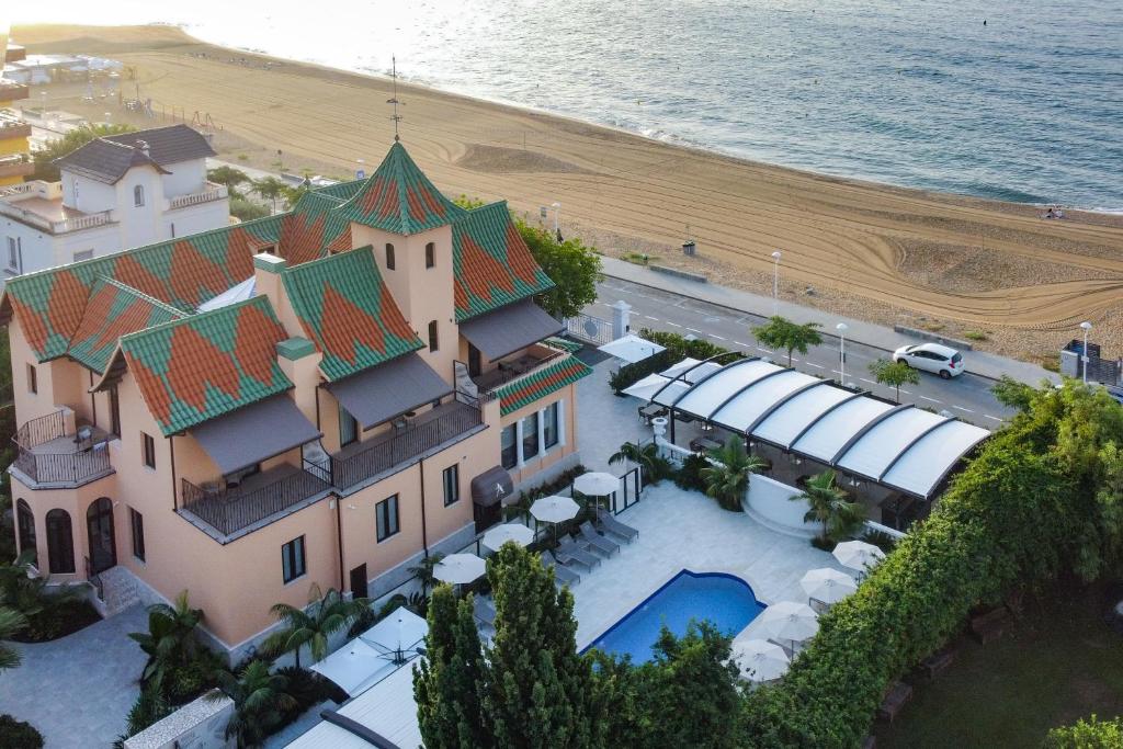 圣维森特-德蒙塔尔特AB BOUTIQUE HOTEL - Adults only的海滩旁房屋的空中景致