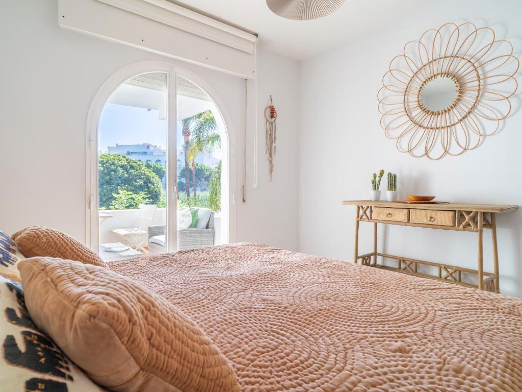 马贝拉Sanders Beach - Stunning Villa Near Puerto Banús的一间卧室配有一张床和一张带镜子的桌子