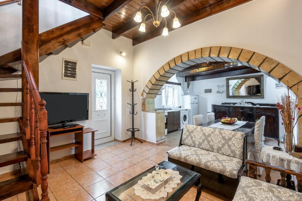 ArónionAroni Cretan comfortable house - Hamam suites Aroni的带沙发和电视的客厅