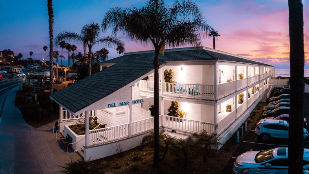 圣地亚哥Del Mar Beach Hotel的前面有棕榈树的白色房子