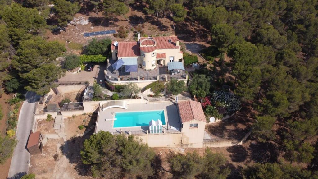 昂叙埃拉雷东Villa Violette的享有带游泳池的房屋的空中景致