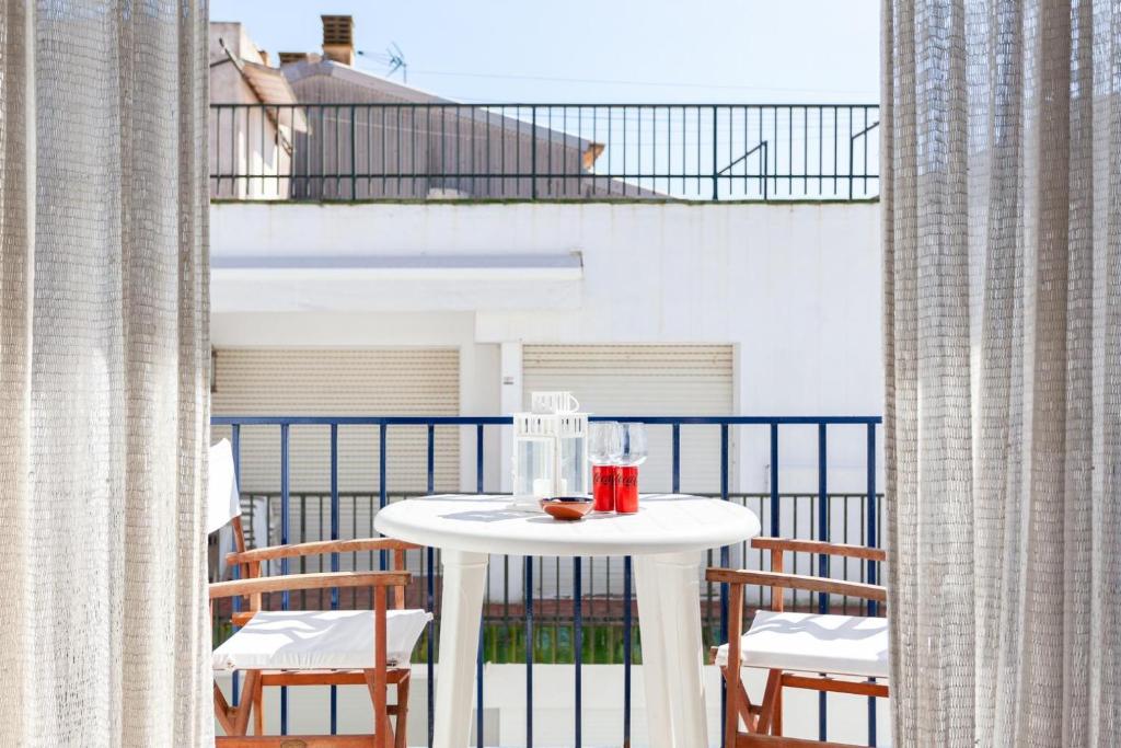 雅弗郎其LLAFRANC 100 - calle Coral-的阳台上配有白色桌子和椅子