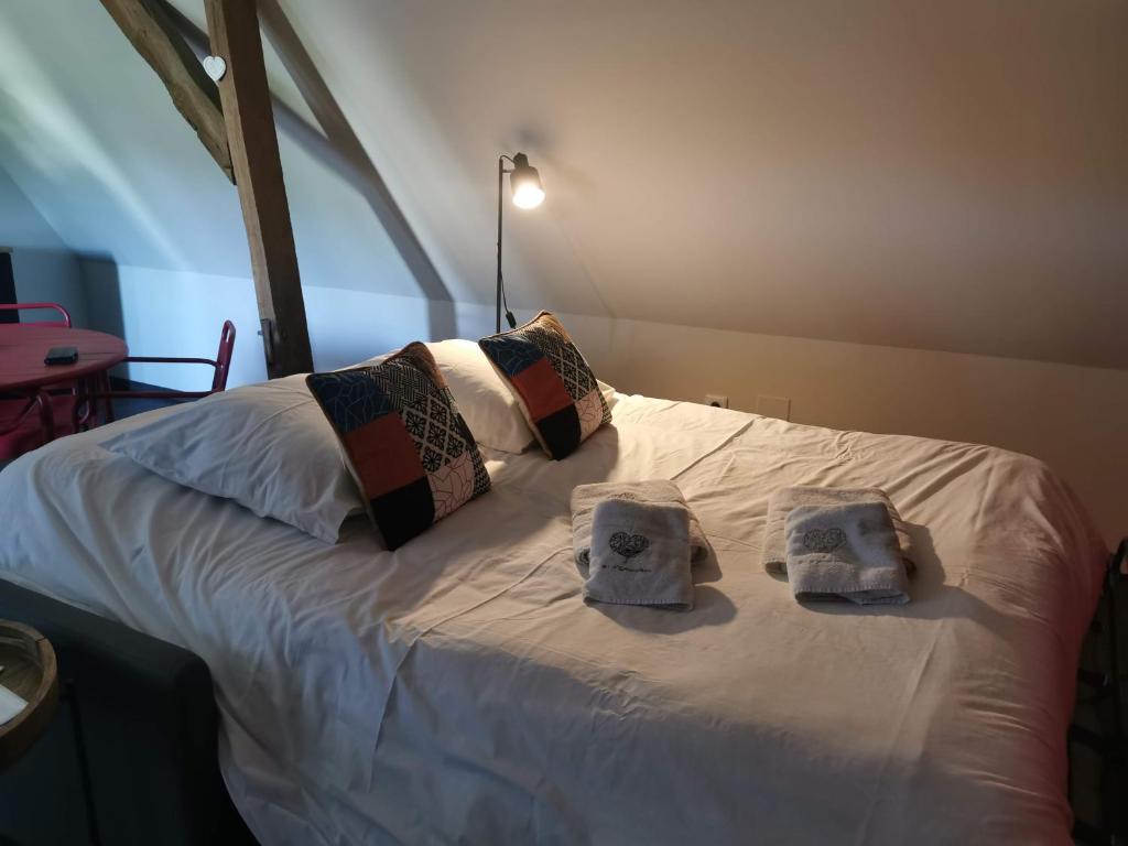 基尔维莱LA CACHETTE ( de Kirrwiller )的一间卧室配有带毛巾的床