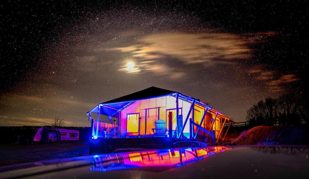 托特尼斯Semira Tent Lodge的夜空如火的房屋