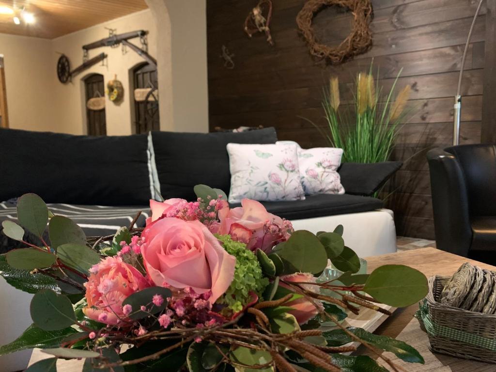 费茨肖Inas Spreewaldstube的客厅配有一张带花束的桌子