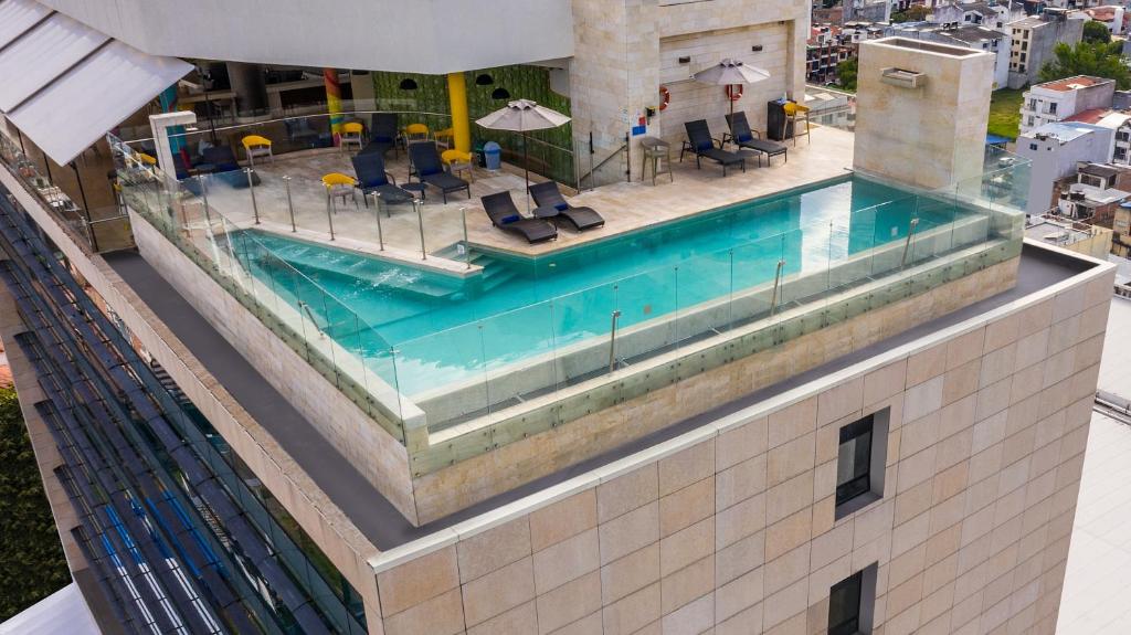 伊瓦格Sonesta Hotel Ibagué的享有大楼游泳池的顶部景致