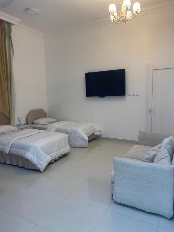 塞拉莱Almouj Chalet的客房设有三张床和一台平面电视。