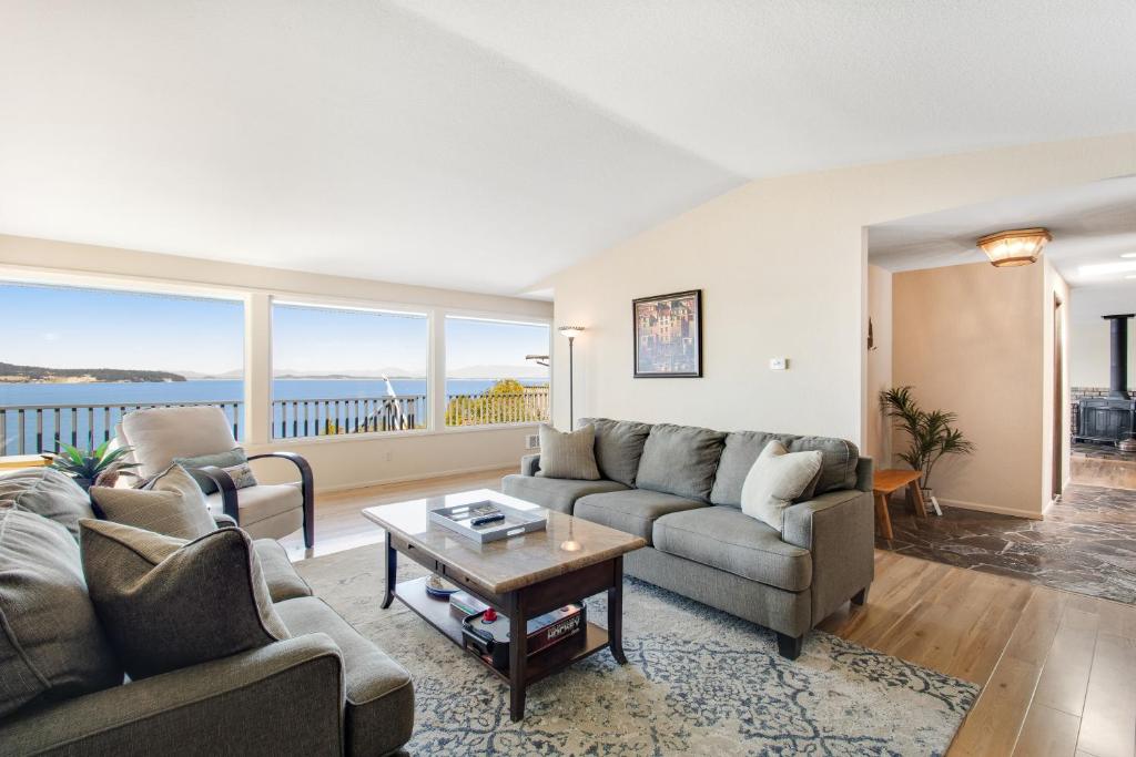 Maple Grove BeachEagle Eye Retreat的客厅配有两张沙发和一张桌子