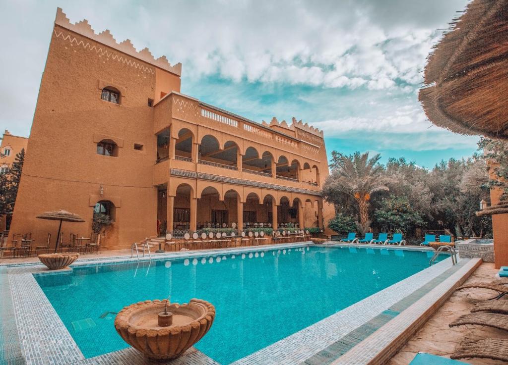 廷吉尔Hotel Kasbah Lamrani的大楼前的游泳池