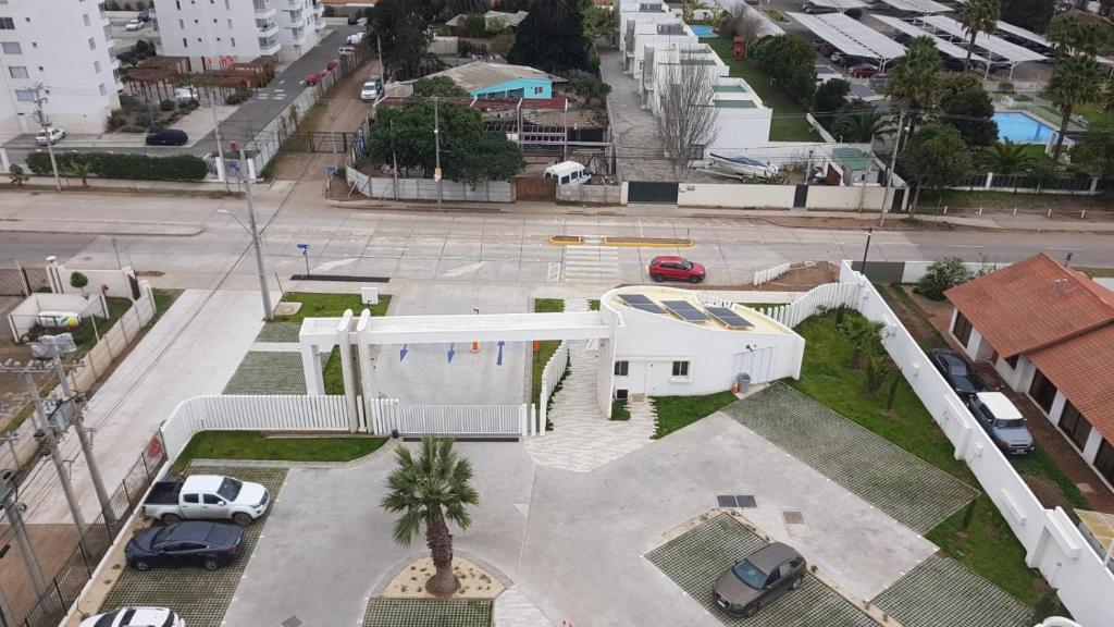 拉塞雷纳Departamento en La Serena的享有白色建筑空中景色,设有停车场