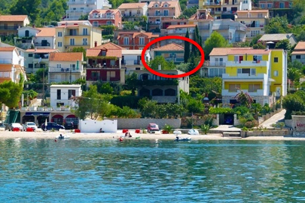 特罗吉尔Apartments by the sea Mastrinka, Ciovo - 7582的房屋前海滩上的红圈