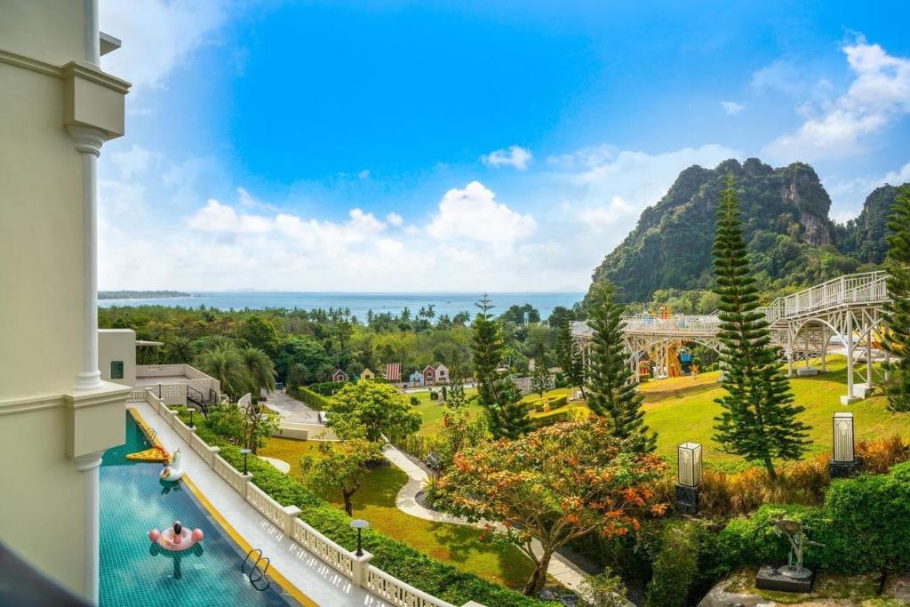 班奥南矛Heaven View Krabi SHA的设有一个享有泳池美景的阳台。