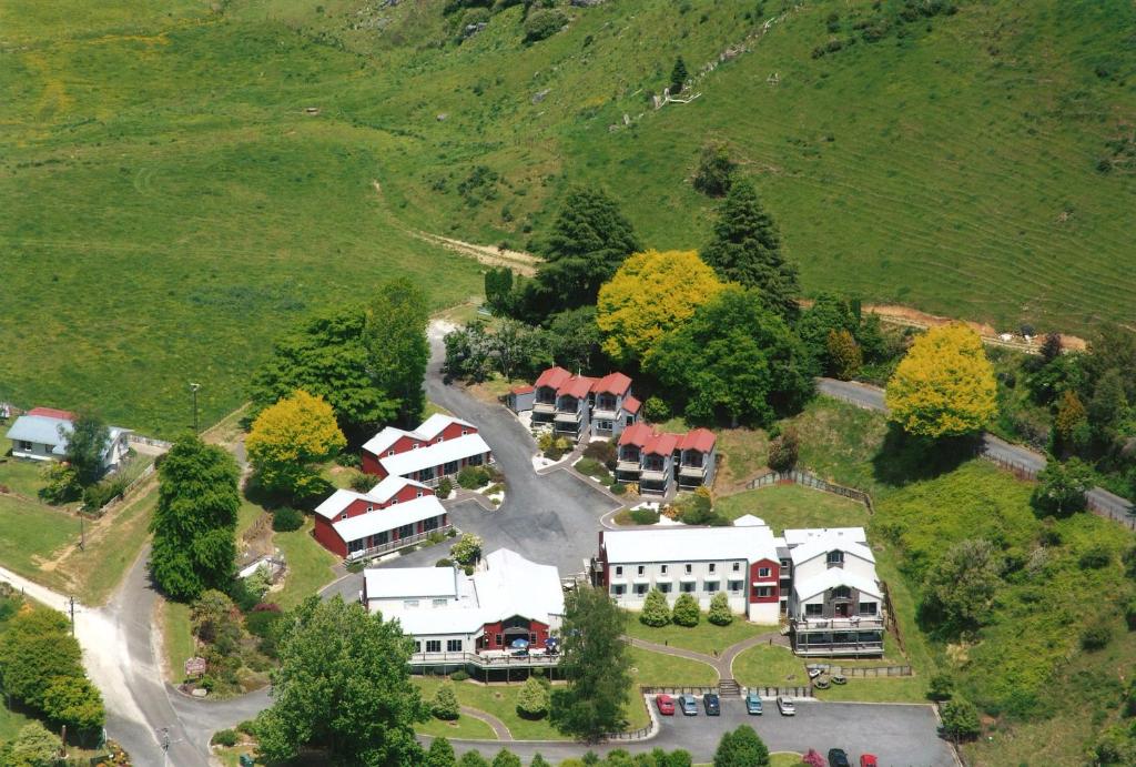 怀托摩洞穴Waitomo Village Chalets home of Kiwipaka的山中房屋的空中景观