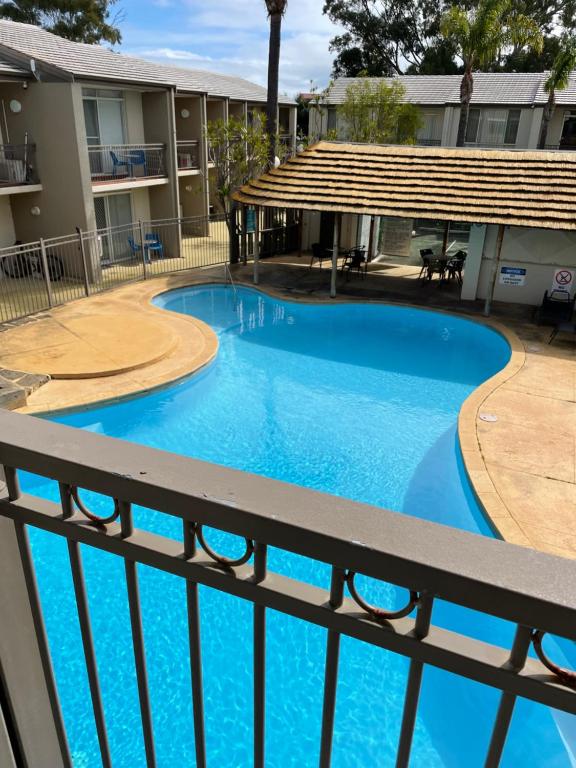 曼哲拉Tranquility at Mandurah Apartments的从大楼的阳台上可欣赏到游泳池的景色