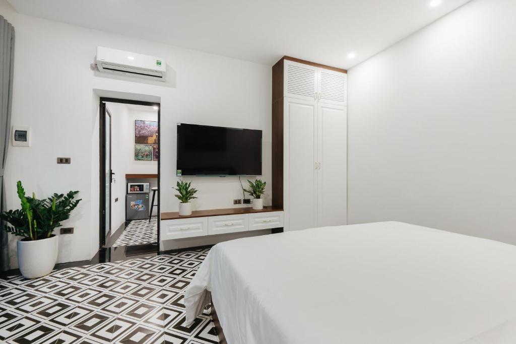 河内Hanoi Old Quarter的白色卧室配有床和平面电视