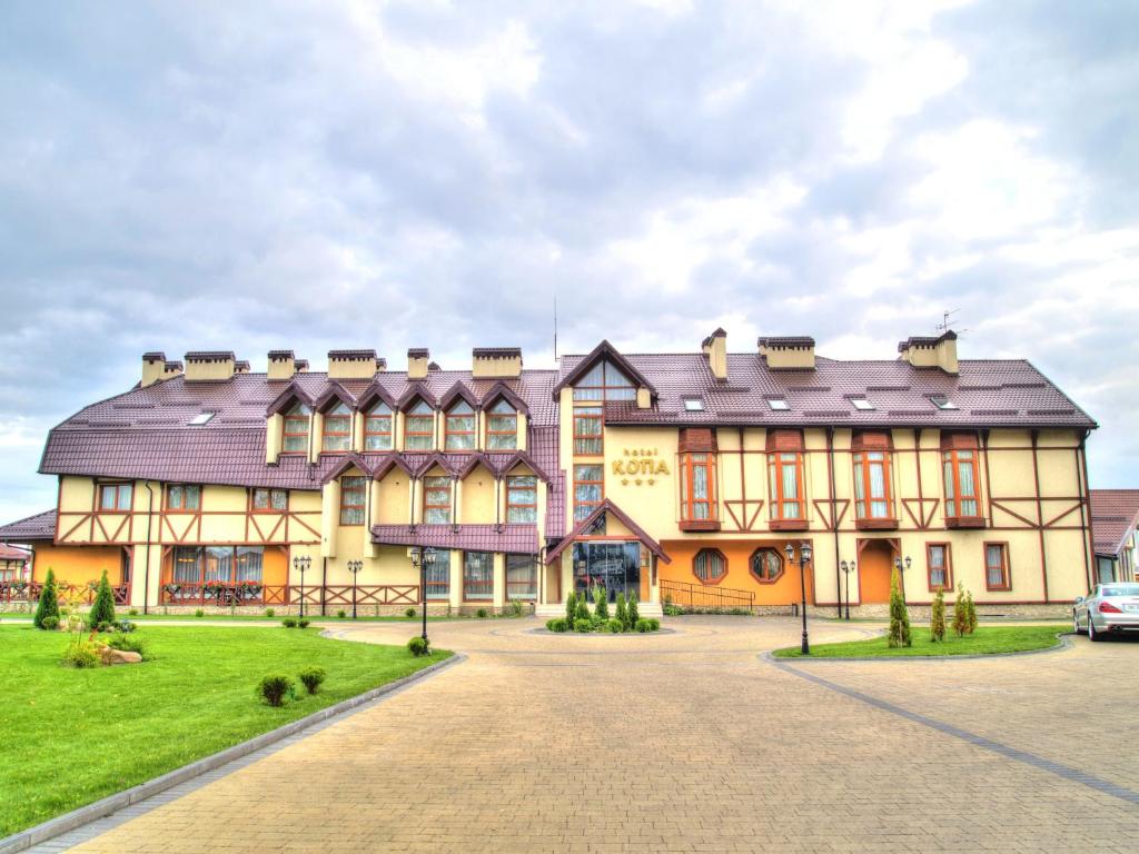 利沃夫Hotel Kopa - Lviv的前面有绿色草坪的大建筑