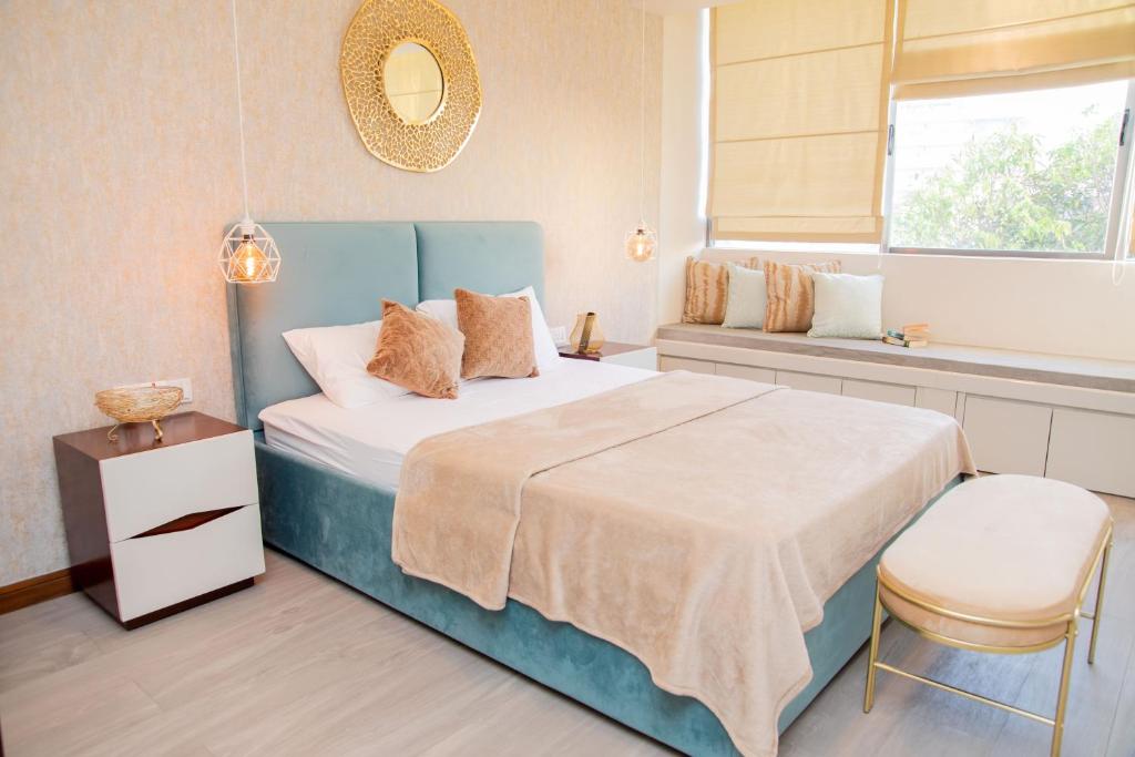 拉维尼亚山ARON'S Lavinia SAPPHIRE的卧室配有床、椅子和窗户。