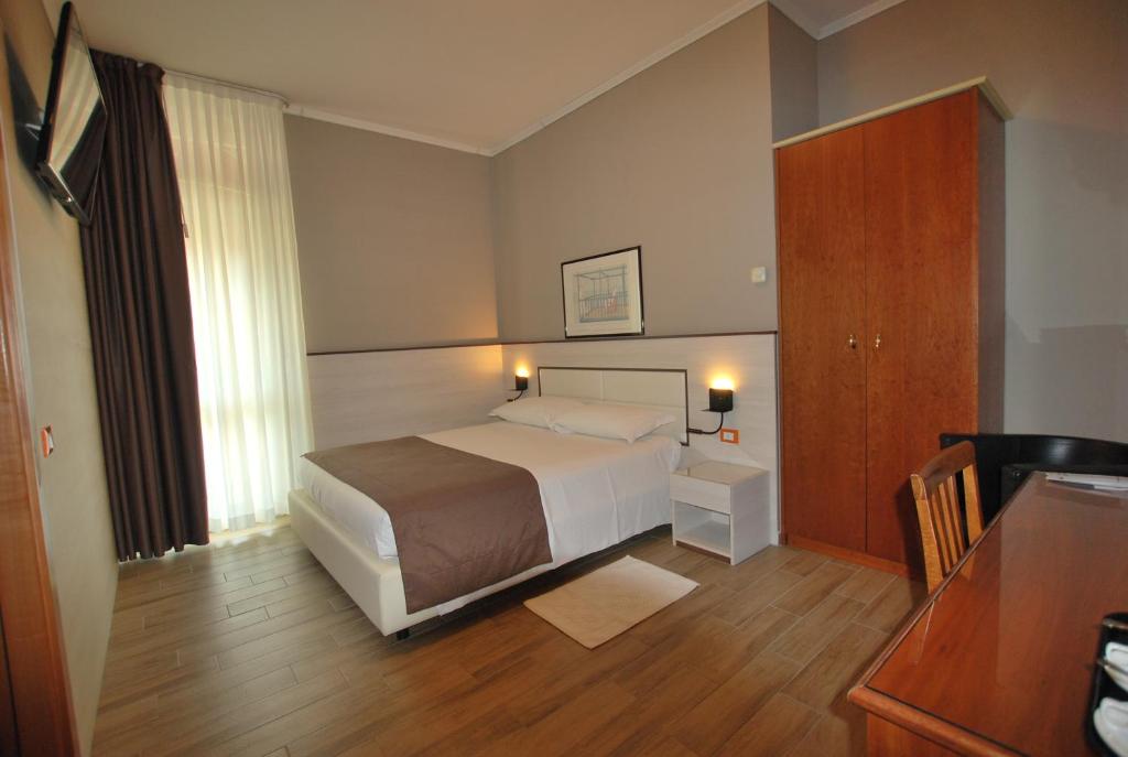 莱诺Hotel Lenotel的酒店客房,配有床和梳妆台