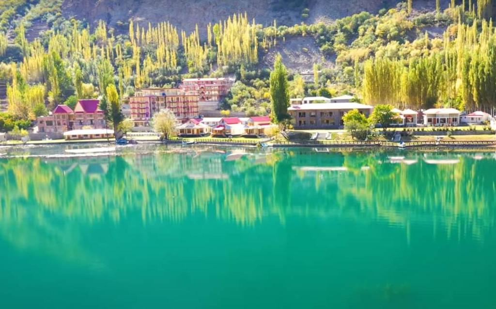 锡卡都Tibet Hotel的一大片水,有房子和建筑物