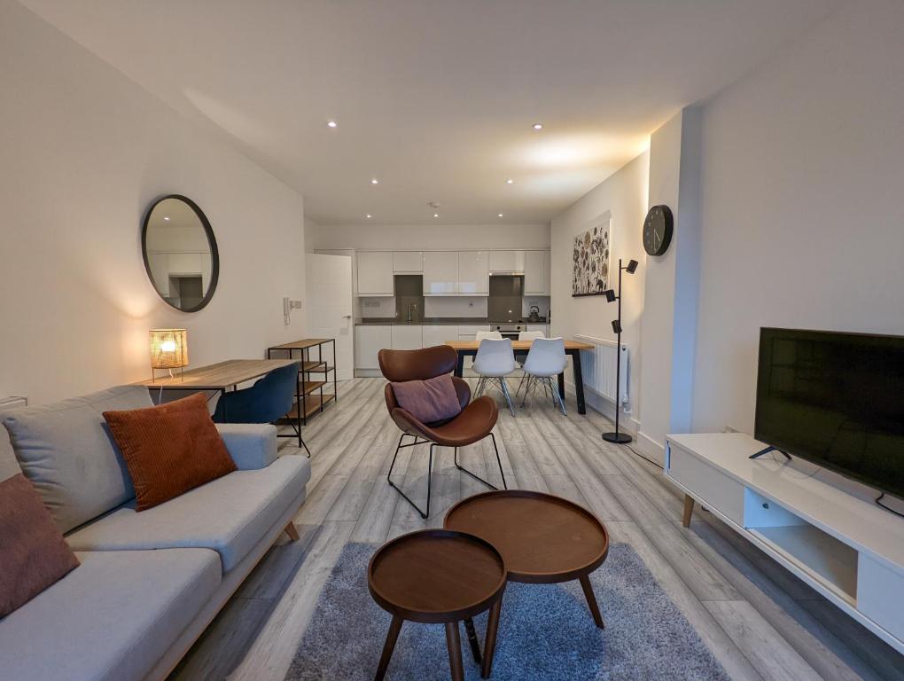 豪士罗Hounslow Apartments by Charles Hope的带沙发和电视的客厅