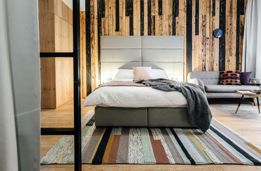 希维拉杜夫-兹德鲁伊Ski&Sun Apartamenty的一间卧室配有一张床和一张沙发