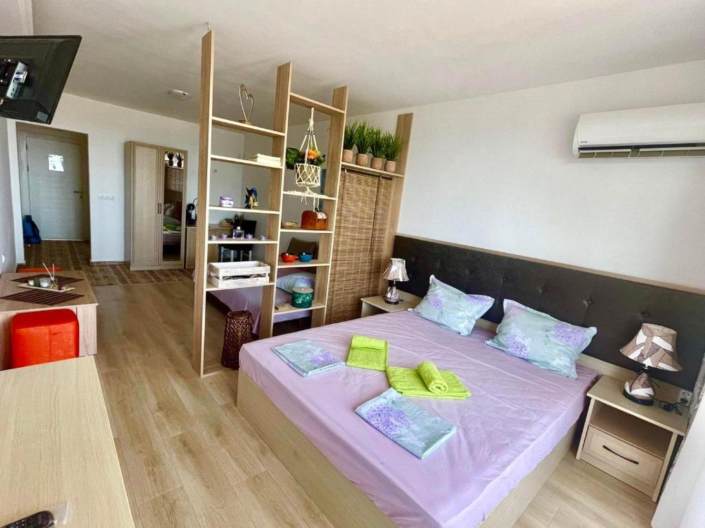 洛泽内茨Perla Del Mar Studio PANORAMA First line的一间卧室配有一张带两个黄色枕头的紫色床