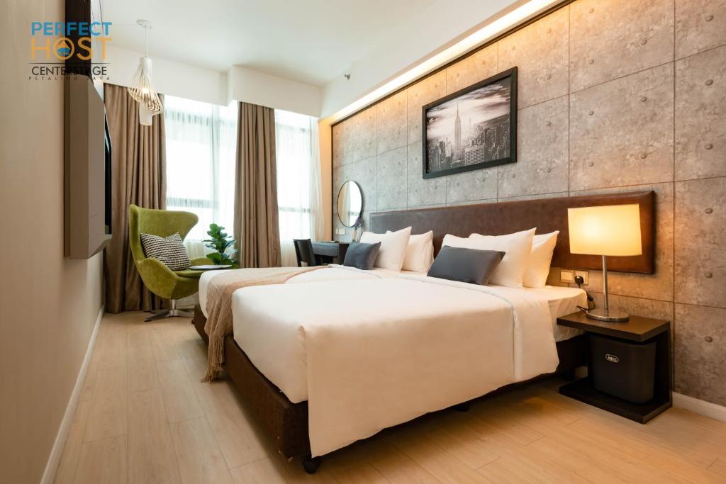八打灵再也Centrestage Petaling Jaya by Perfect Host的酒店客房设有一张大床和一张书桌。