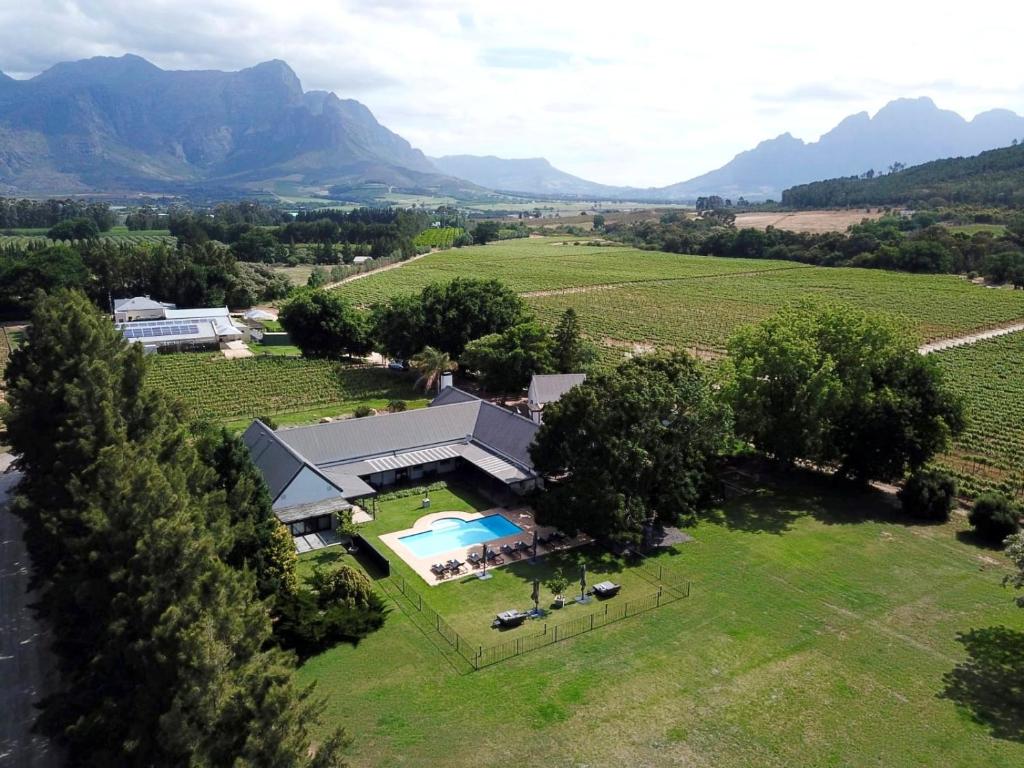 弗朗斯胡克Lynx Wine Estate的享有带游泳池的田野房屋的空中景致