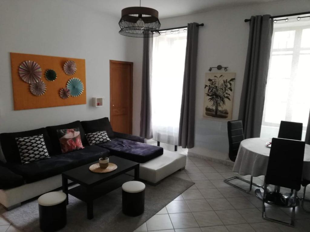 奥朗日Orange: appartement pratique et idéalement placé的客厅配有沙发和桌子