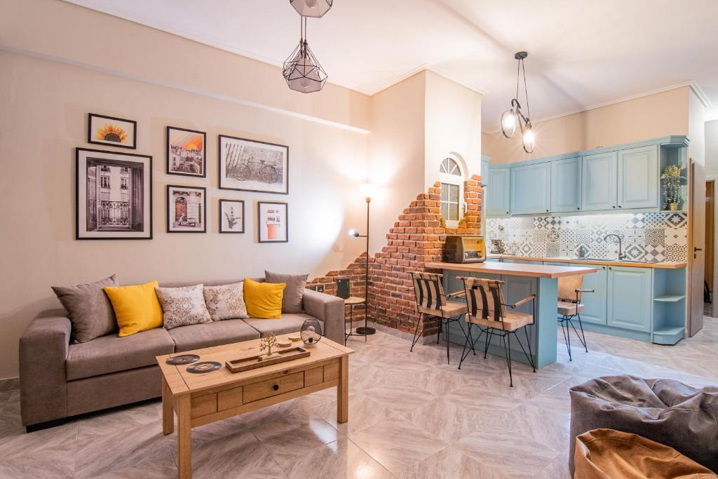 雅典Vintage apartment in athens-zografou的客厅配有沙发和桌子