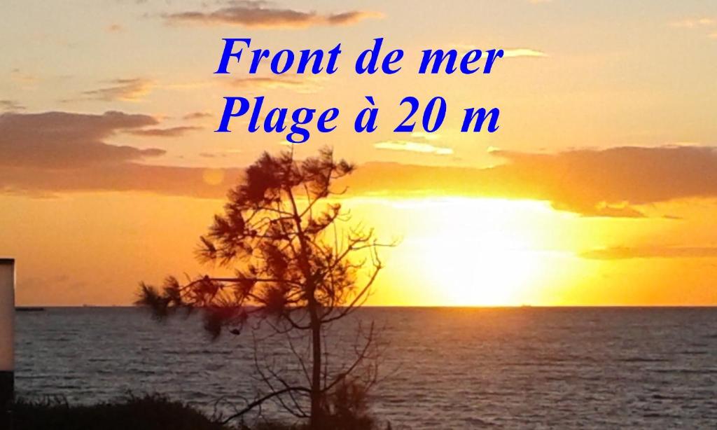 圣米歇尔-谢夫谢夫Maison et grande terrasse face mer的日落时分,在海洋前方的文字中,