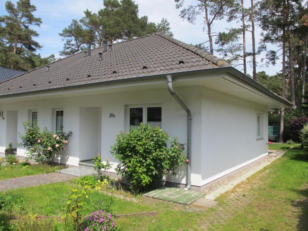 卢布明Holiday Home Enikö by Interhome的白色的小房子,有屋顶