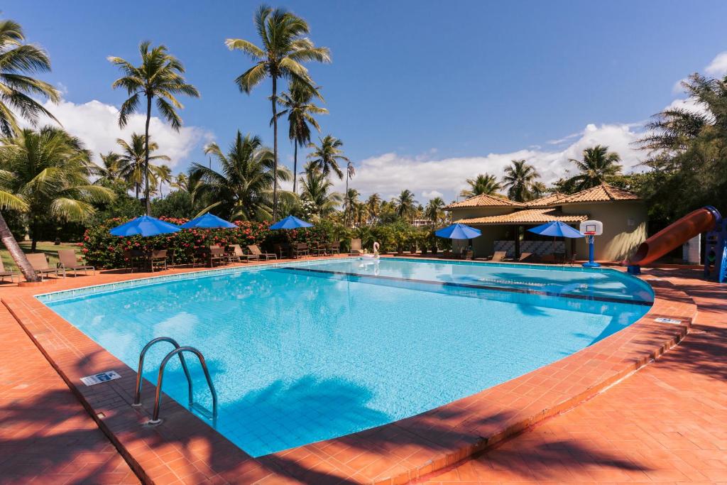 因巴塞科斯塔多斯克奎伊洛斯度假酒店的棕榈树度假村的游泳池