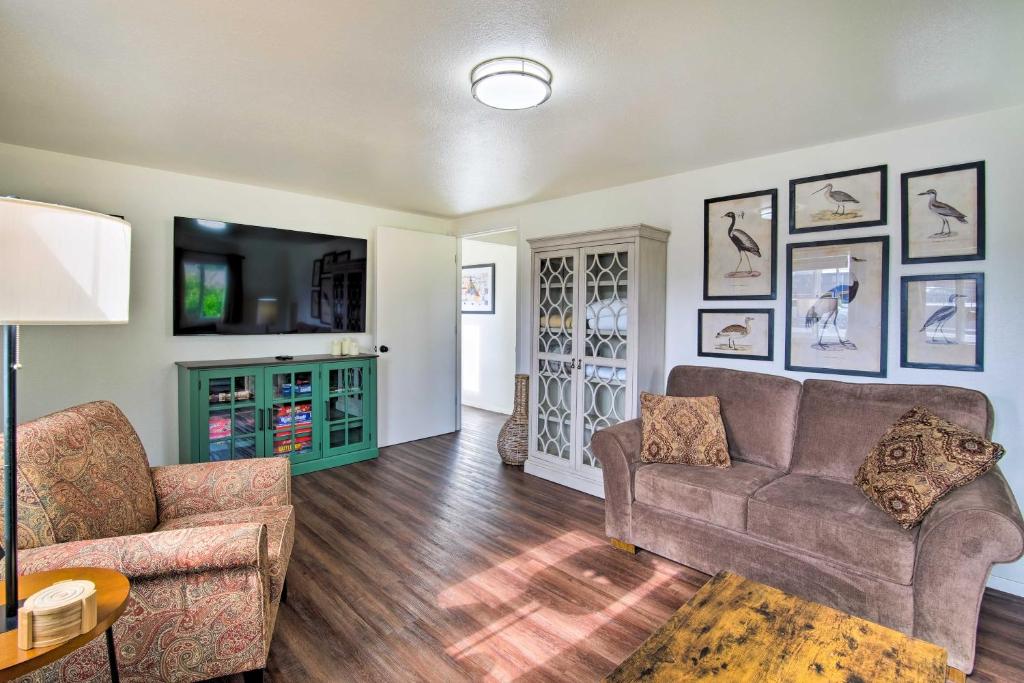 北本德North Bend Home with Cornhole Court and Putting Green的客厅配有两张沙发和一台电视机