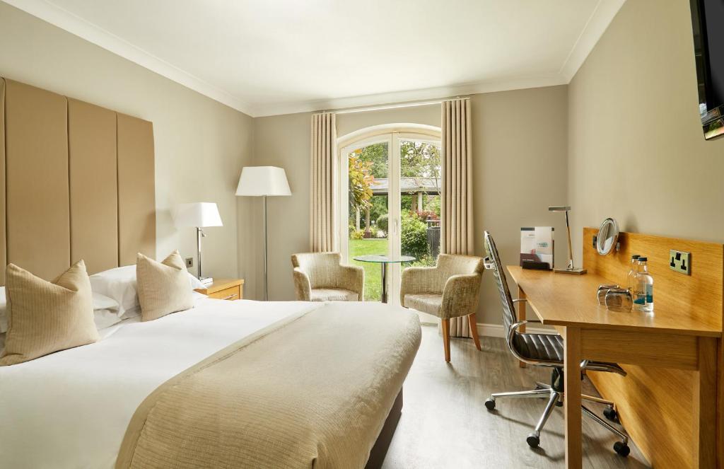 彻克Lion Quays Resort的配有一张床和一张书桌的酒店客房