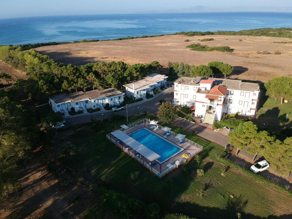 阿尔库季岛Kipriotis Hotel的享有带游泳池的房屋的空中景致